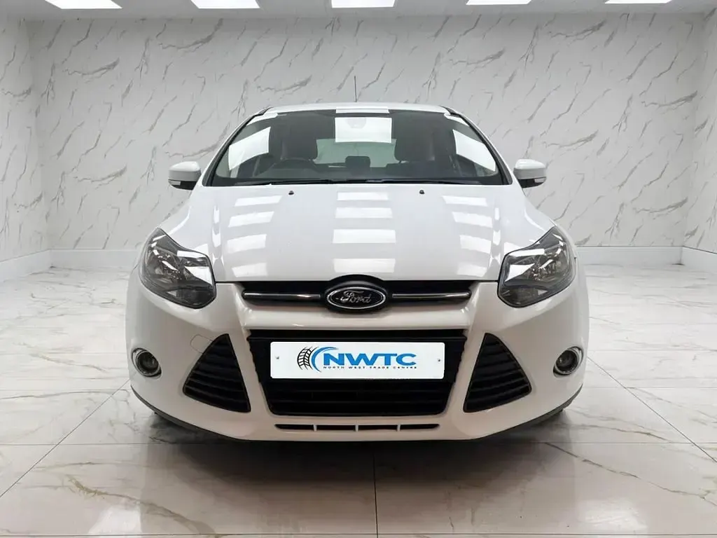 Begagnad Ford Focus Zetec 115 HK (84 kW) 2014 Vit Halvkombi