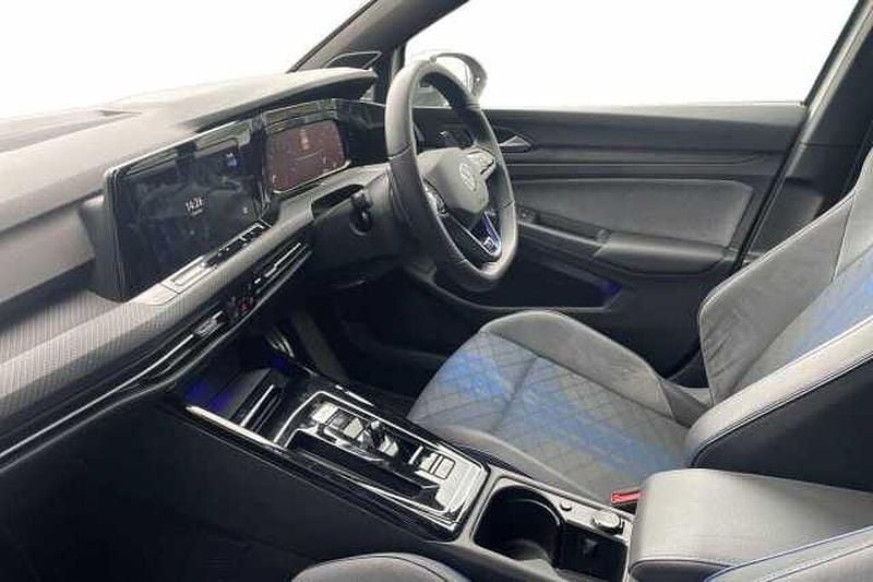 Second-hand VW Golf VIII R 320 CP (235 kW) 2023 Alb Hatchback