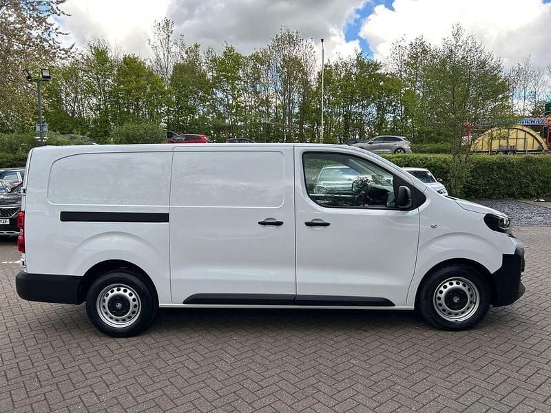 Used Vauxhall Vivaro S 143 HP (105 kW) 2025 White MPV