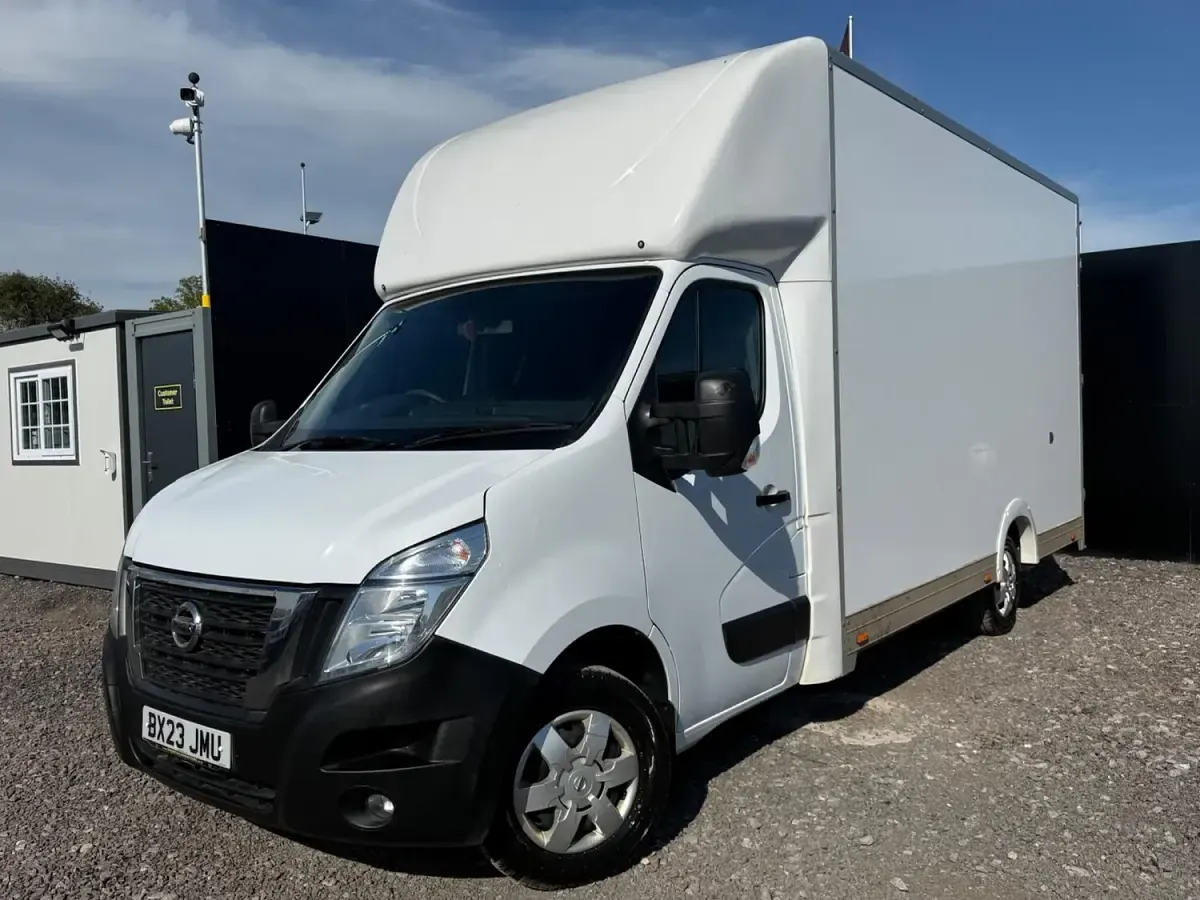 Used Nissan Interstar Tekna 145 HP (106 kW) 2023 White Van
