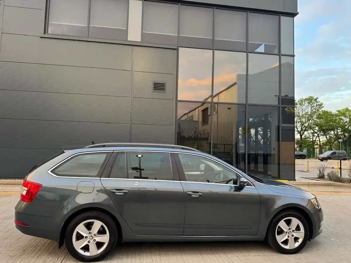Usado Skoda Octavia SE Technology 115 HP (84 kW) 2020 Cinzento Carrinha