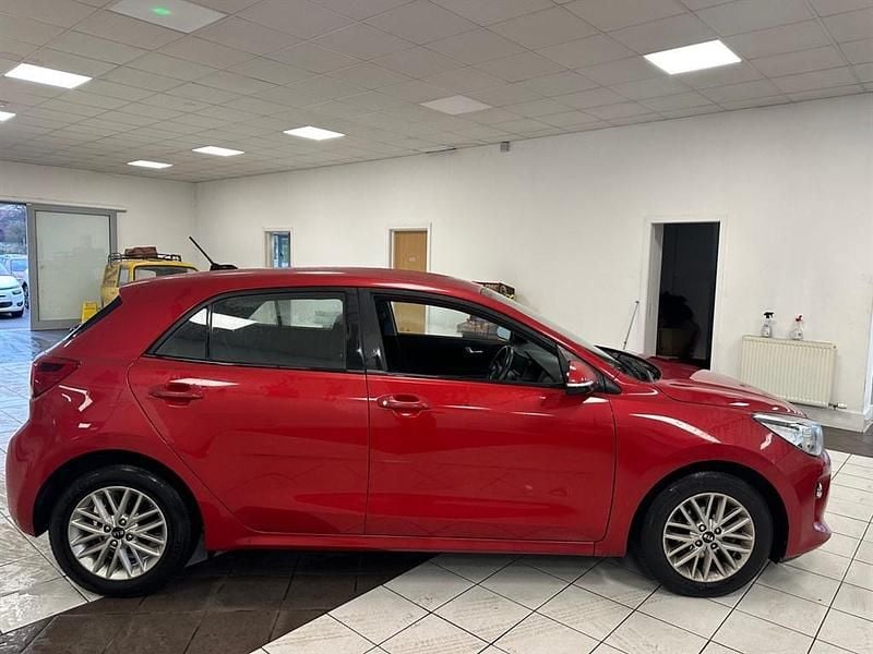 Używany Kia Rio 100 KM (73 kW) 2019 Czerwony Hatchback