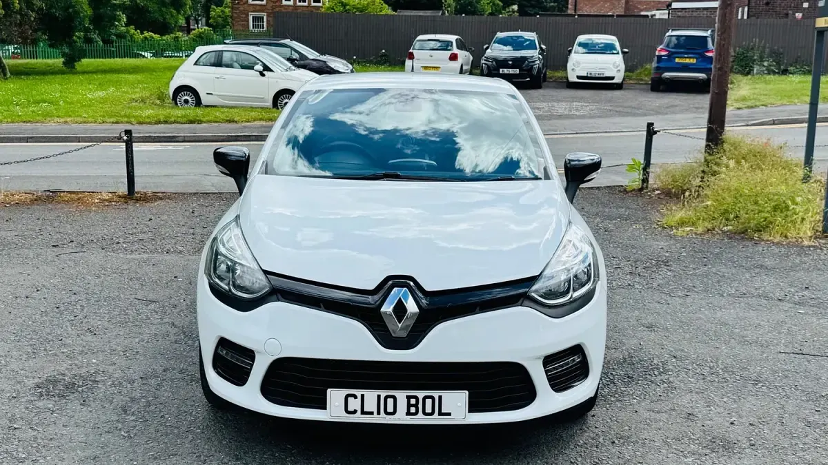 Used Renault Clio IV Dynamique 90 HP (66 kW) 2017 White Hatchback