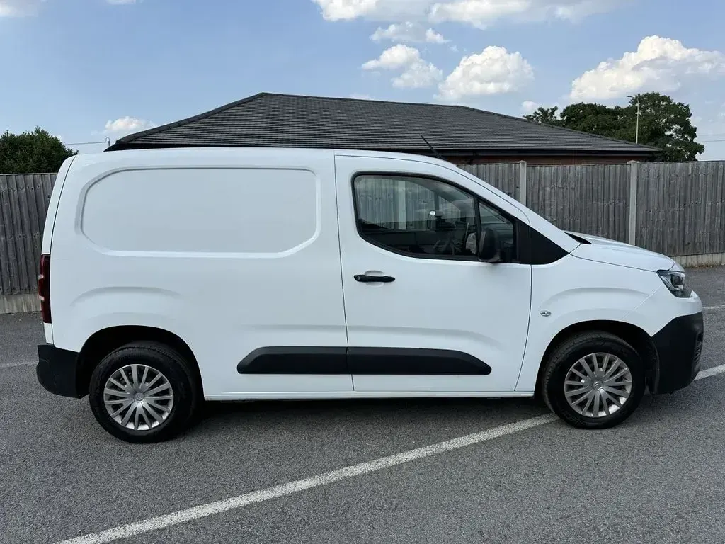Used Citroën Berlingo Start 75 HP (55 kW) 2021 White MPV