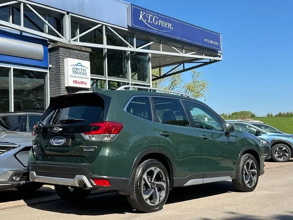 Begagnad Subaru Forester Premium 2023 Grön SUV