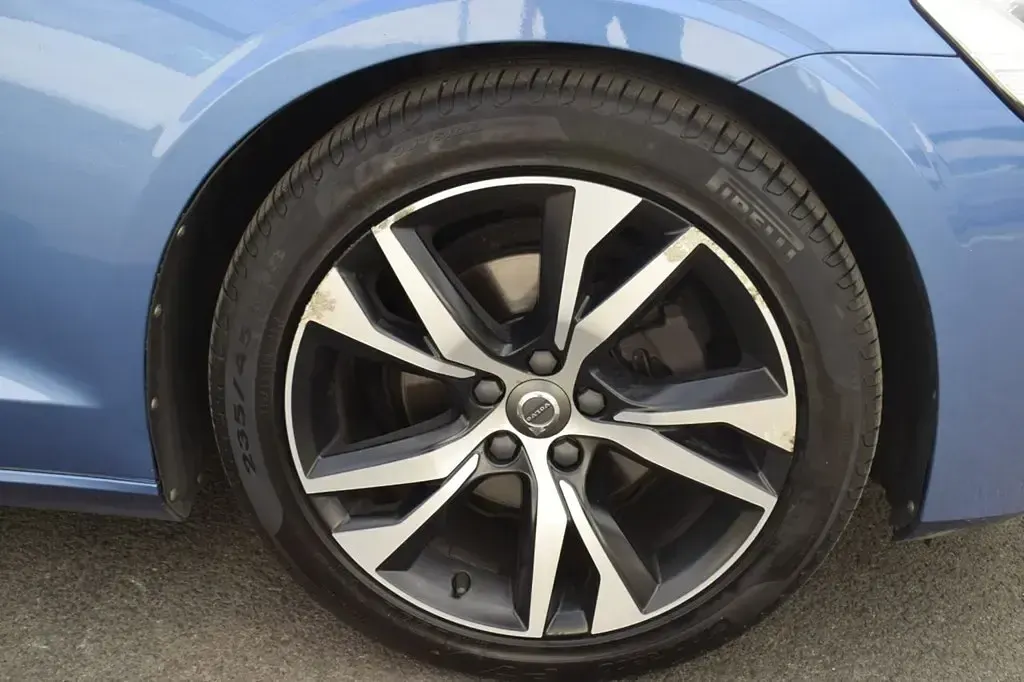 Used Volvo V60 R-Design 150 HP (110 kW) 2019 Blue Estate