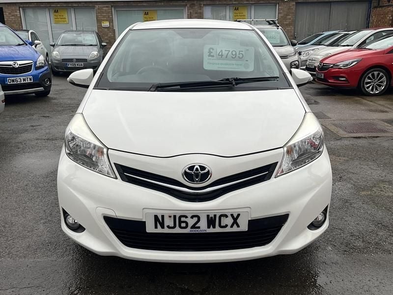 Used Toyota Yaris Edition 69 HP (50 kW) 2012 White Hatchback
