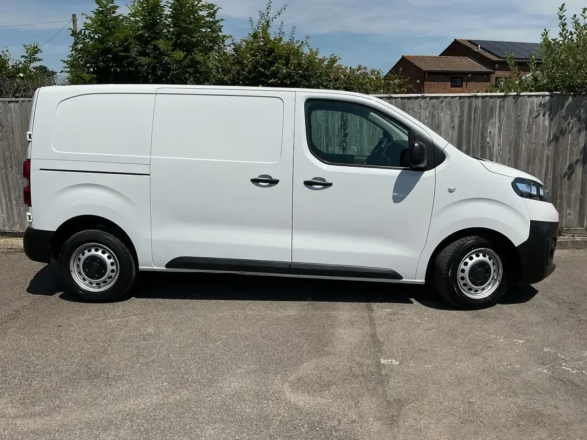 Used Vauxhall Vivaro S 100 HP (73 kW) 2023 White MPV