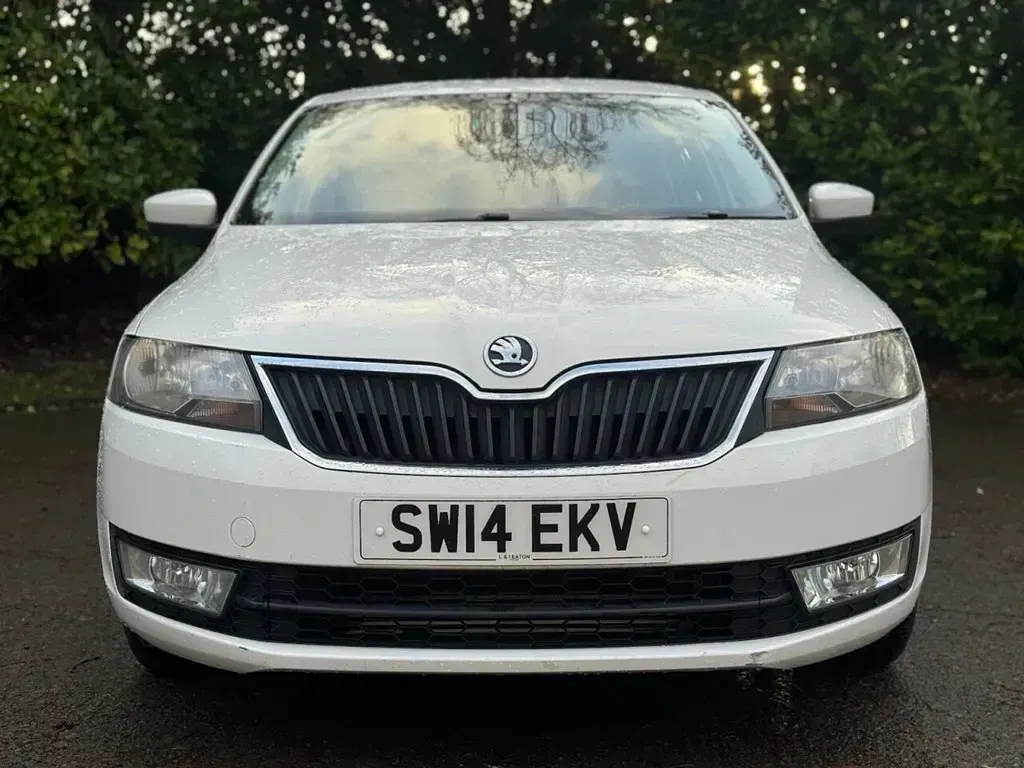 Used Skoda Rapid SE 90 HP (66 kW) 2014 White Hatchback