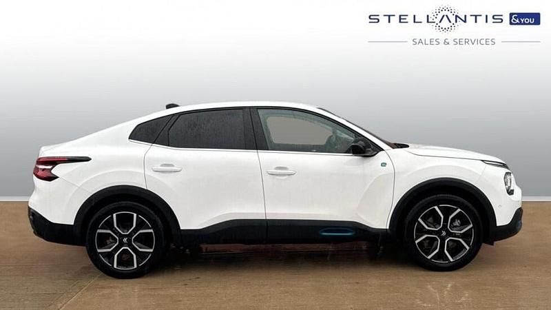 White Used 2023 Citroën e-C4 Shine SUV | £15,461 (Fair price) - Image 1/4