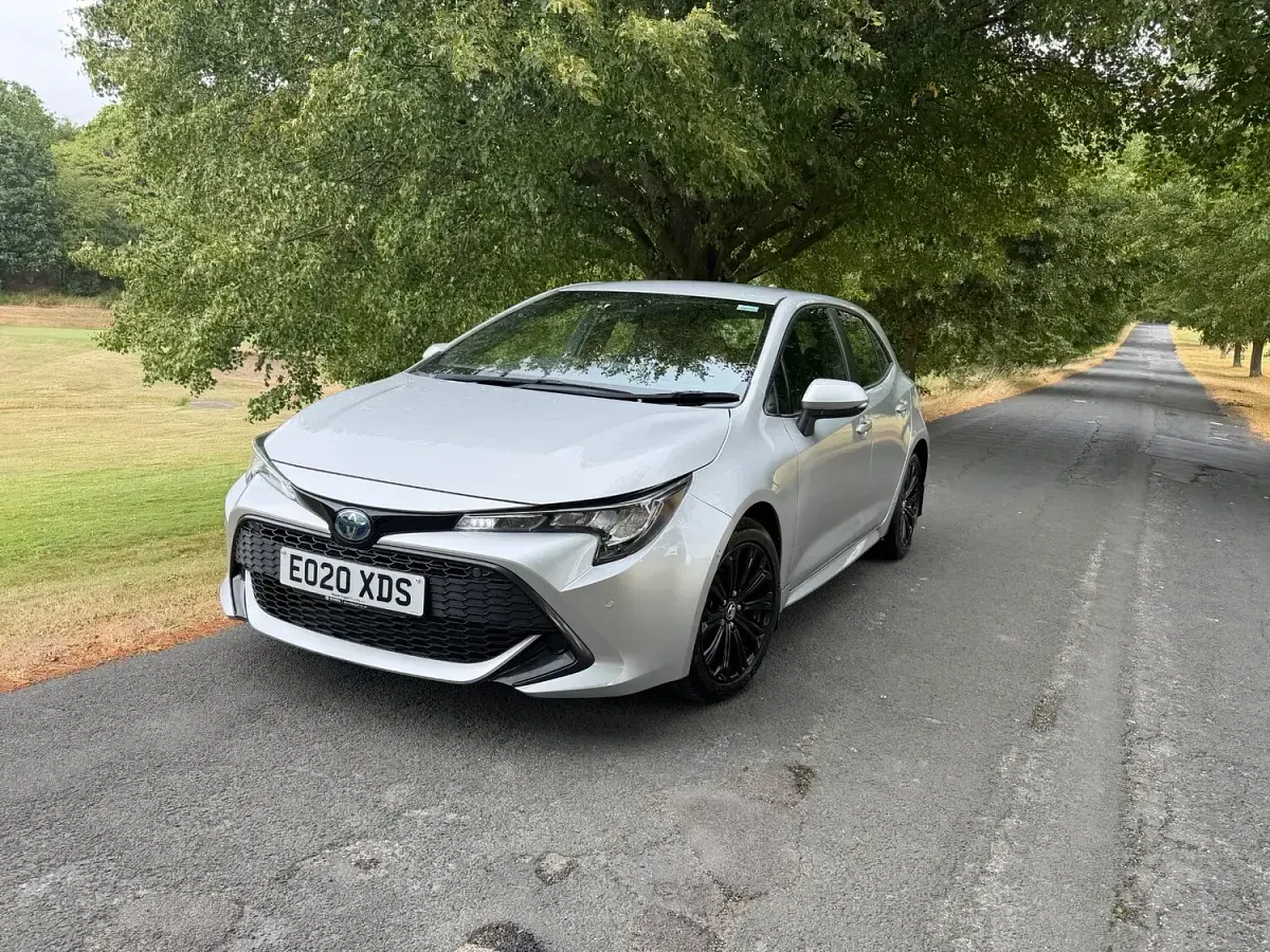 Used Toyota Corolla 122 HP (89 kW) 2020 Silver Hatchback