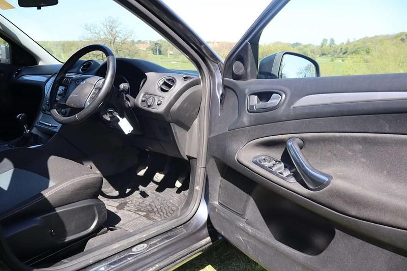 Usado Ford Mondeo Zetec 138 HP (101 kW) 2010 Cinzento Citadino