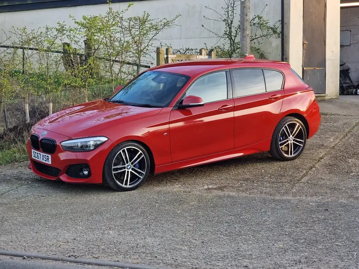 Begagnad BMW 118 Efficient Dynamics 2017 Röd Halvkombi