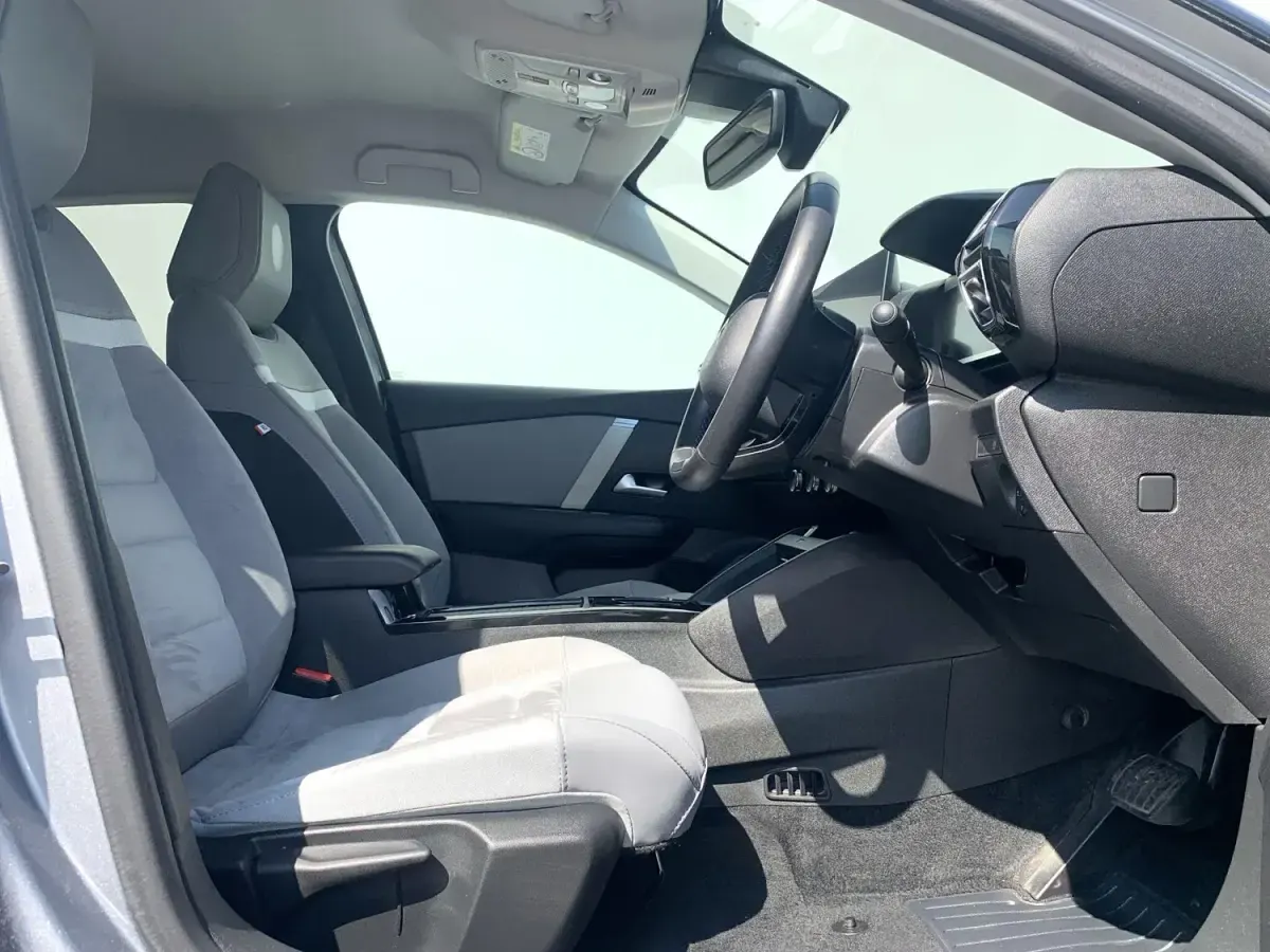 Begagnad Citroën e-C4 100 kW (136 HK) 2024 Grå Halvkombi