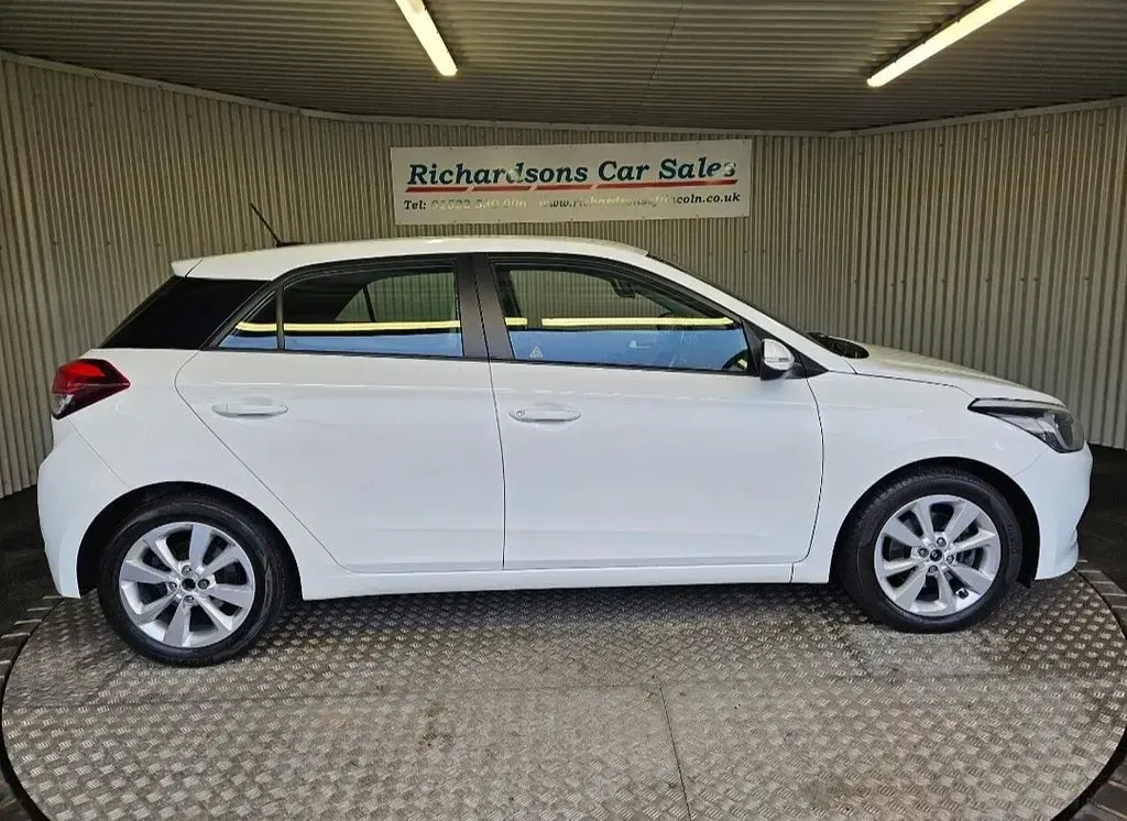 Used Hyundai i20 Edition 100 HP (73 kW) 2016 White Hatchback