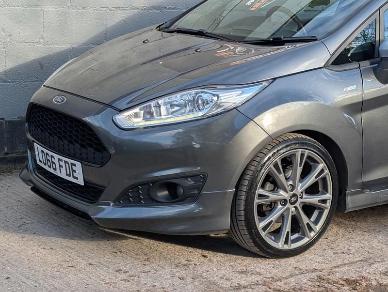 Usado Ford Fiesta ST-Line 140 HP (102 kW) 2016 Cinzento Citadino
