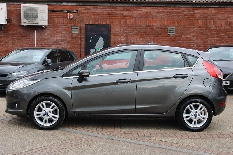 Używany Ford Fiesta Zetec 100 KM (73 kW) 2016 Szary Hatchback