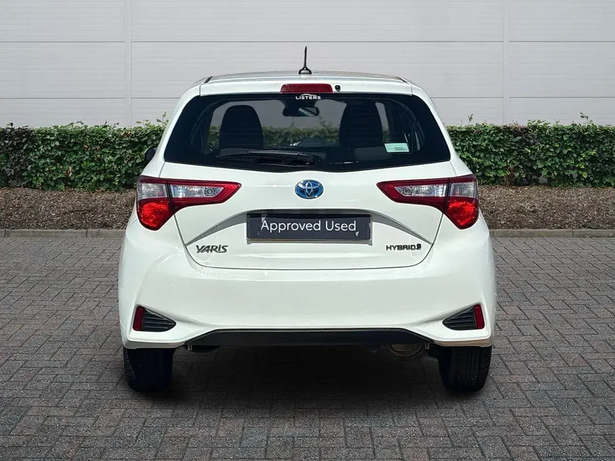 Used Toyota Yaris 100 HP (73 kW) 2018 White Hatchback