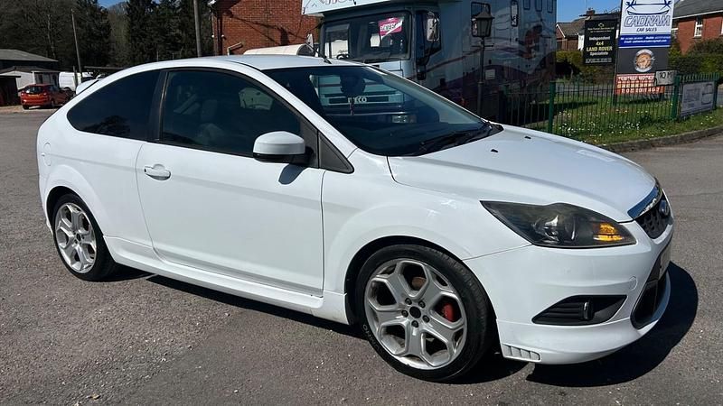 Used Ford Focus Zetec 123 HP (90 kW) 2010 White Hatchback