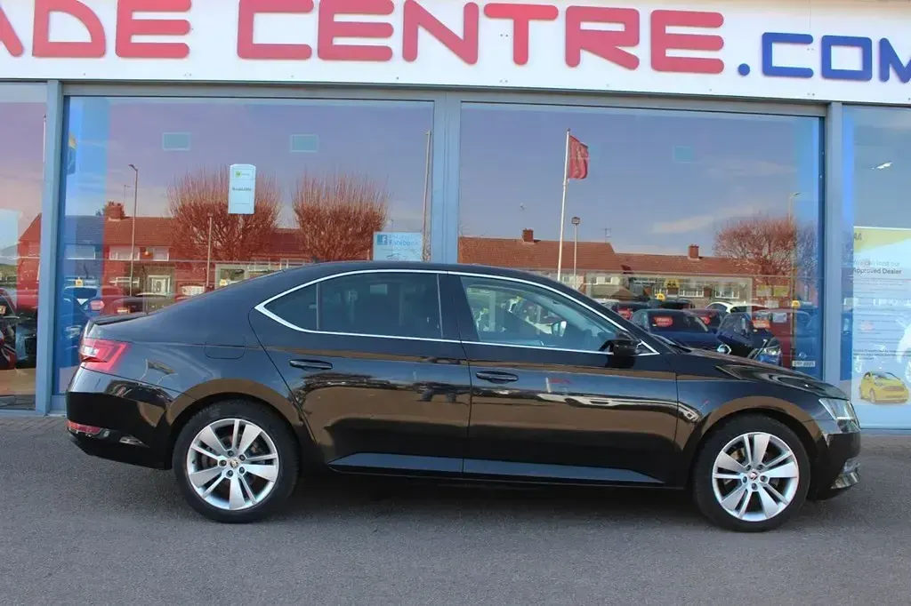 Second-hand Skoda Superb SE L Executive 190 CP (139 kW) 2015 Negru Hatchback