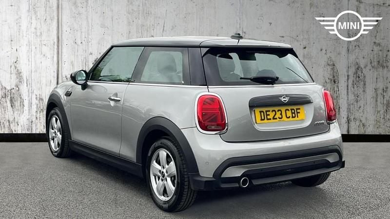 Usado Mini Cooper Classic 134 HP (98 kW) 2023 Prateado Citadino