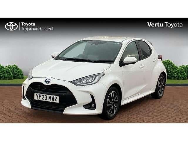 Used Toyota Yaris Hybrid Design 116 HP (85 kW) 2023 White Hatchback