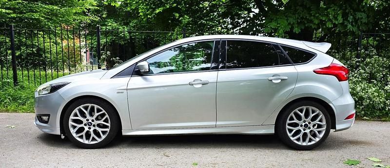 Used Ford Focus ST-Line 125 HP (91 kW) 2017 Silver Hatchback