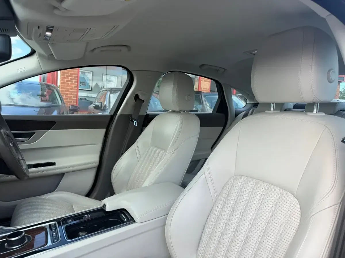 Used Jaguar XF Portfolio 180 HP (132 kW) 2016 Silver Sedan