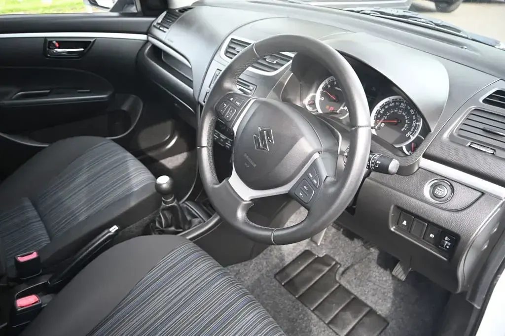 Used Suzuki Swift SZ4 94 HP (69 kW) 2016 White Hatchback
