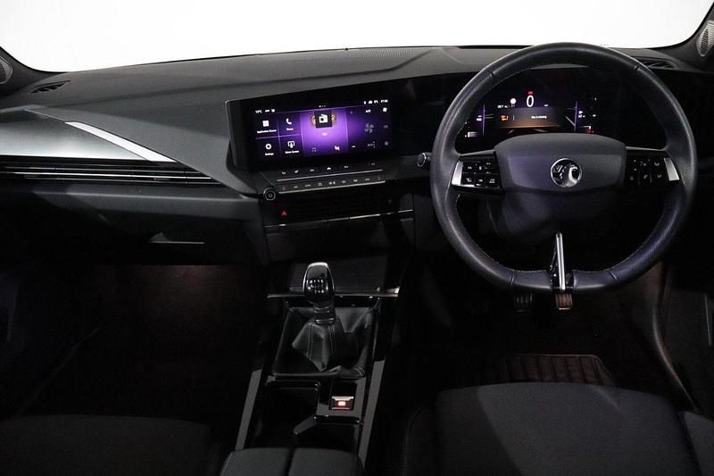 Used Vauxhall Astra S 128 HP (94 kW) 2024 White Hatchback