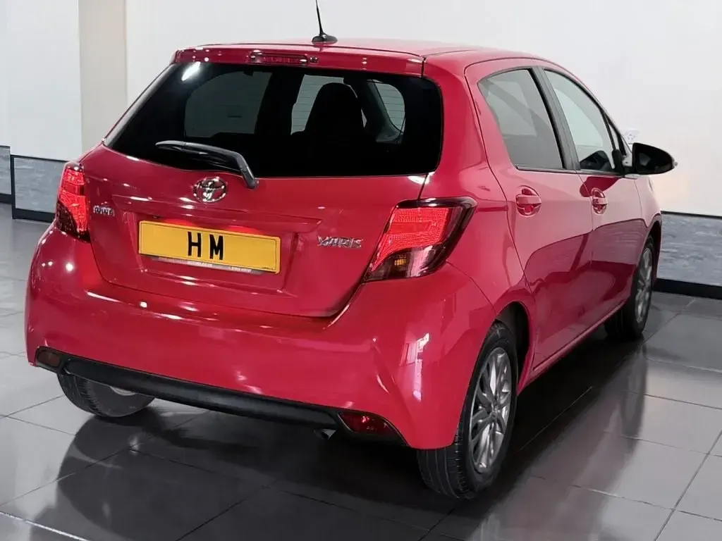 Begagnad Toyota Yaris 99 HK (72 kW) 2016 Röd Halvkombi