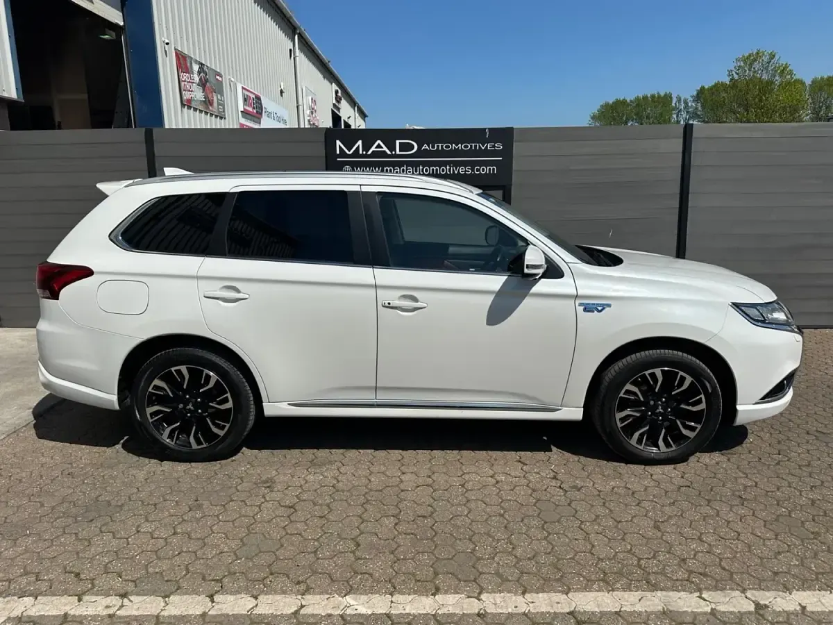 Usado Mitsubishi Outlander P-HEV 2016 Branco Carrinha