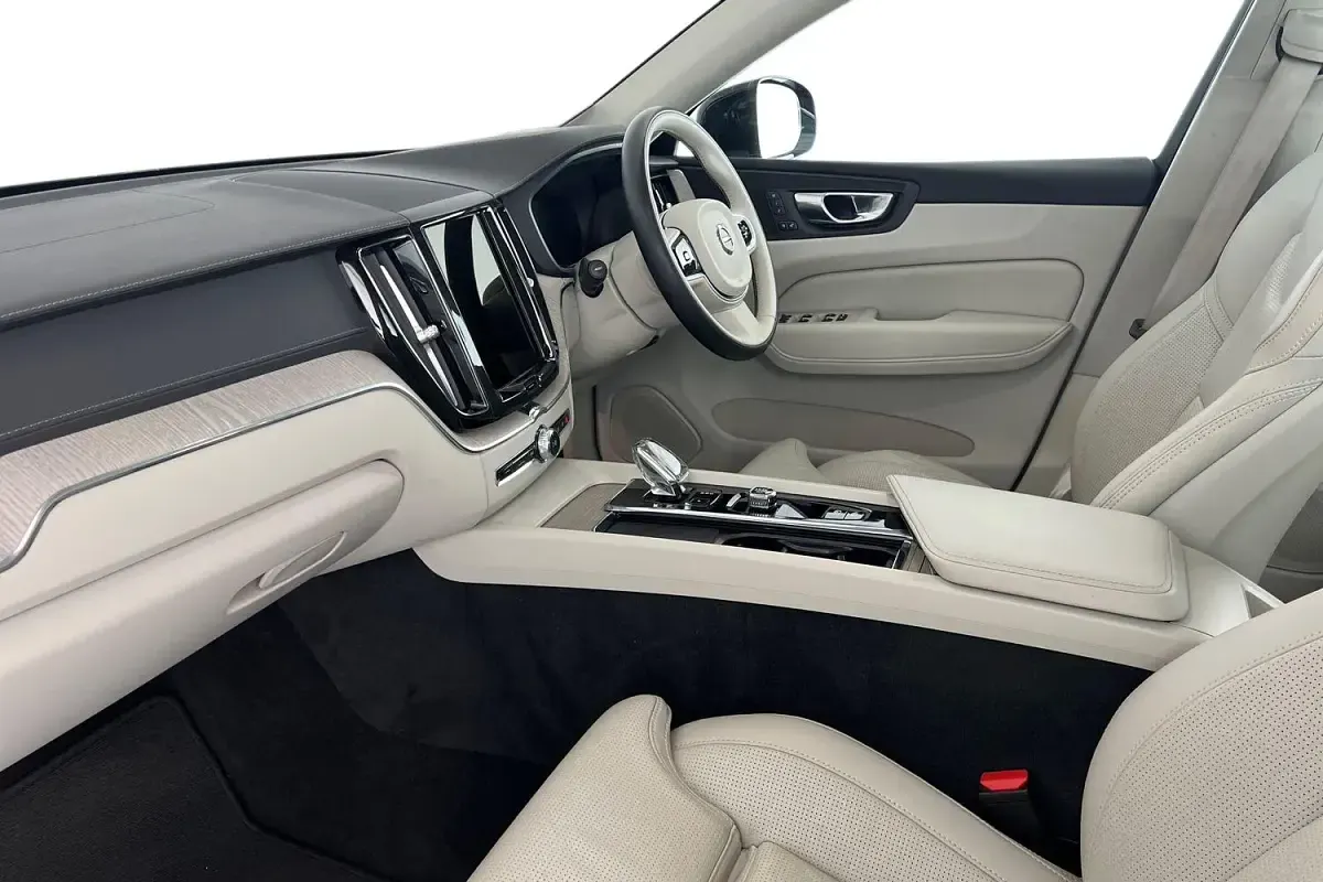 Used Volvo XC60 Inscription 197 HP (144 kW) 2022 Onyx black SUV