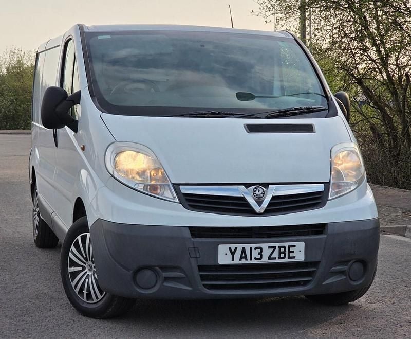 Second-hand Vauxhall Vivaro 115 CP (84 kW) 2013 Alb Monovolum