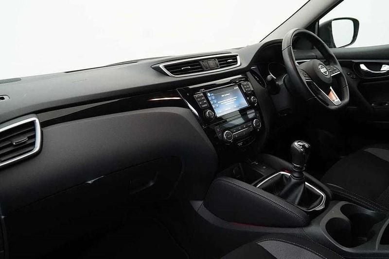 Used Nissan Qashqai Acenta 115 HP (84 kW) 2018 Red SUV