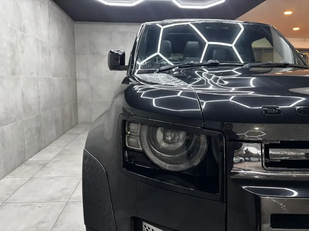 Używany Land Rover Defender SE 300 KM (220 kW) 2021 Czarny SUV