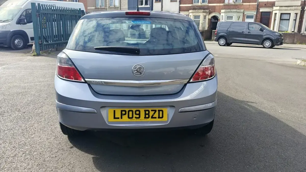 Usado Vauxhall Astra Active 115 CV (84 kW) 2009 Plateado Utilitario