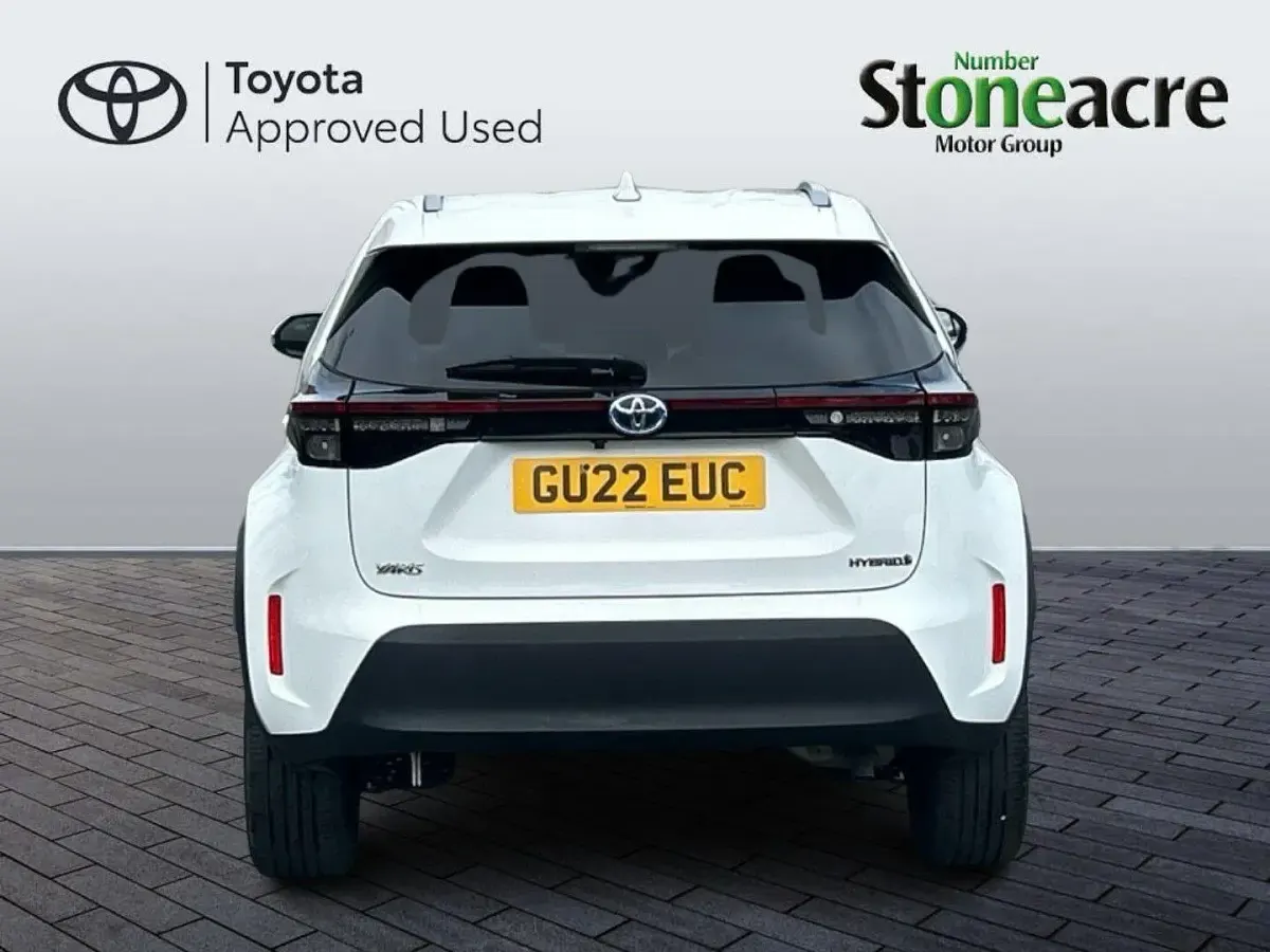 Used Toyota Yaris Design 116 HP (85 kW) 2022 White Hatchback