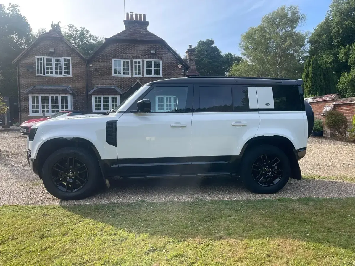 Used Land Rover Defender SE Dynamic 250 HP (183 kW) 2023 White SUV