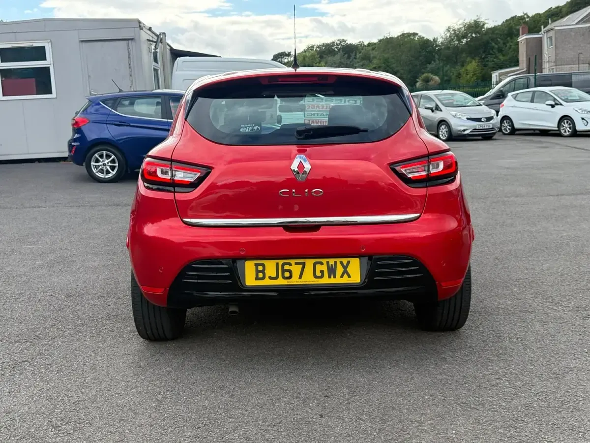 Used Renault Clio IV Dynamique 90 HP (66 kW) 2017 Red Hatchback