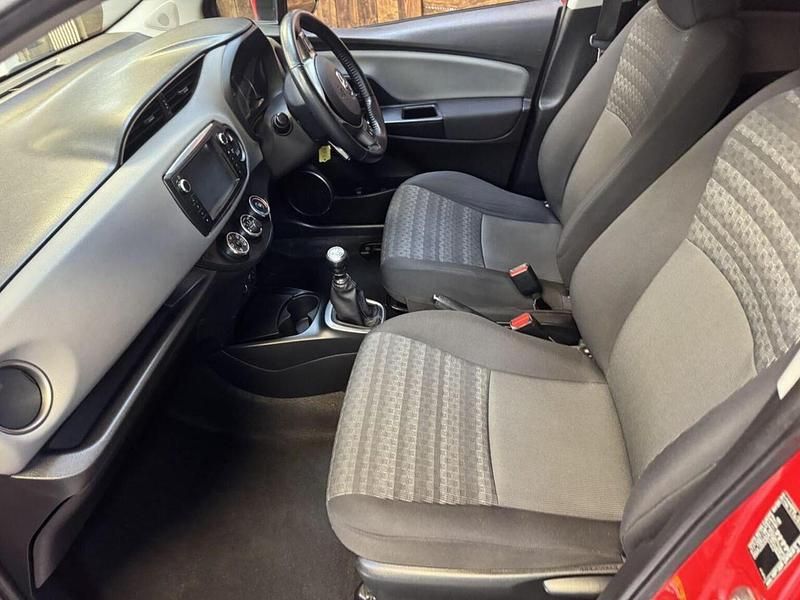 Used Toyota Yaris 99 HP (72 kW) 2016 Red Hatchback