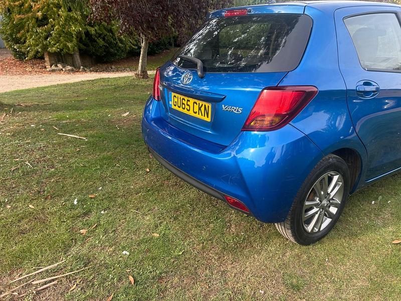 Used Toyota Yaris 99 HP (72 kW) 2015 Blue Hatchback