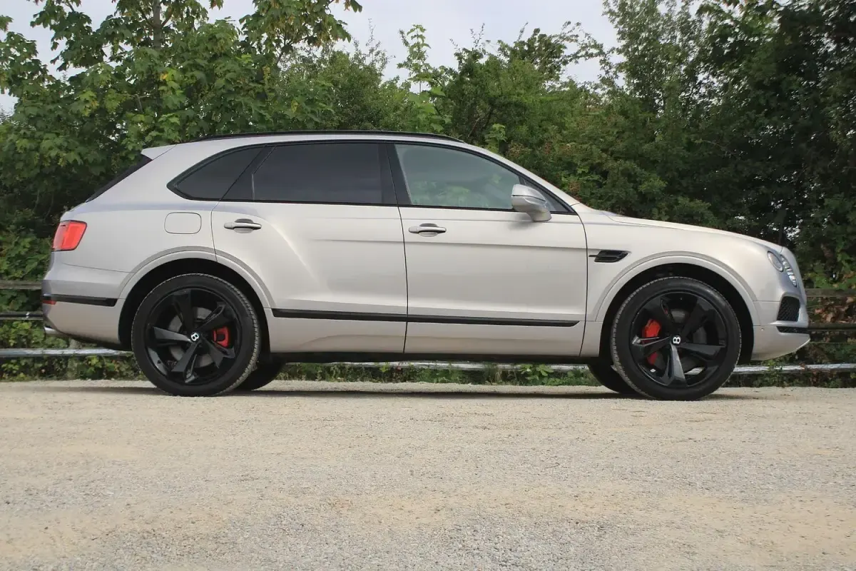 Used Bentley Bentayga 550 HP (404 kW) 2018 Grey SUV