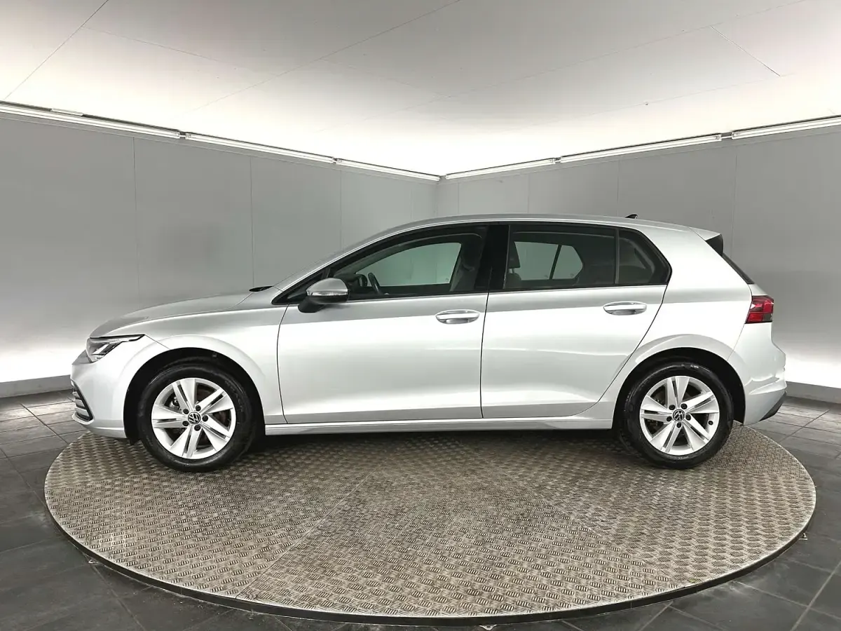 Usado VW Golf VIII Life 150 CV (110 kW) 2023 Plateado Utilitario