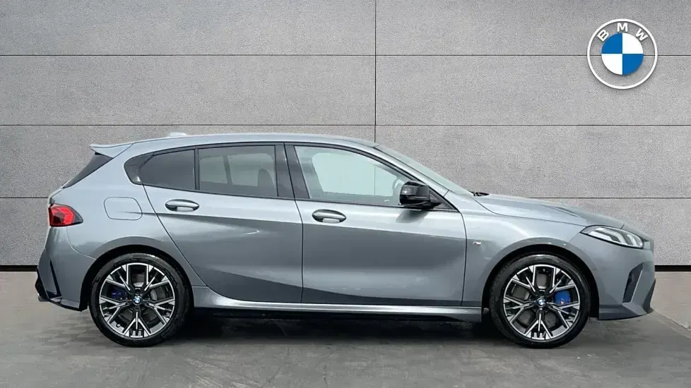 Nowe BMW M135 Shadowline 296 KM (217 kW) 2025 Szary Hatchback