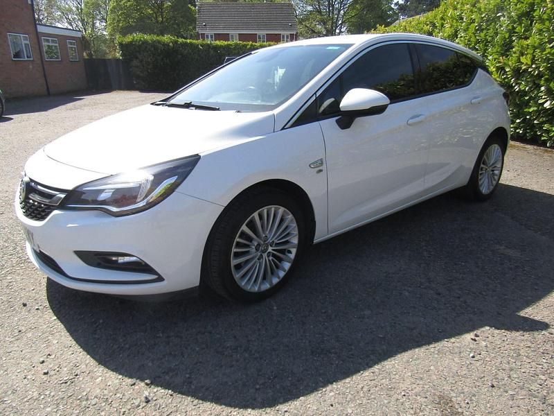 Second-hand Vauxhall Astra Elite 2016 Alb Hatchback