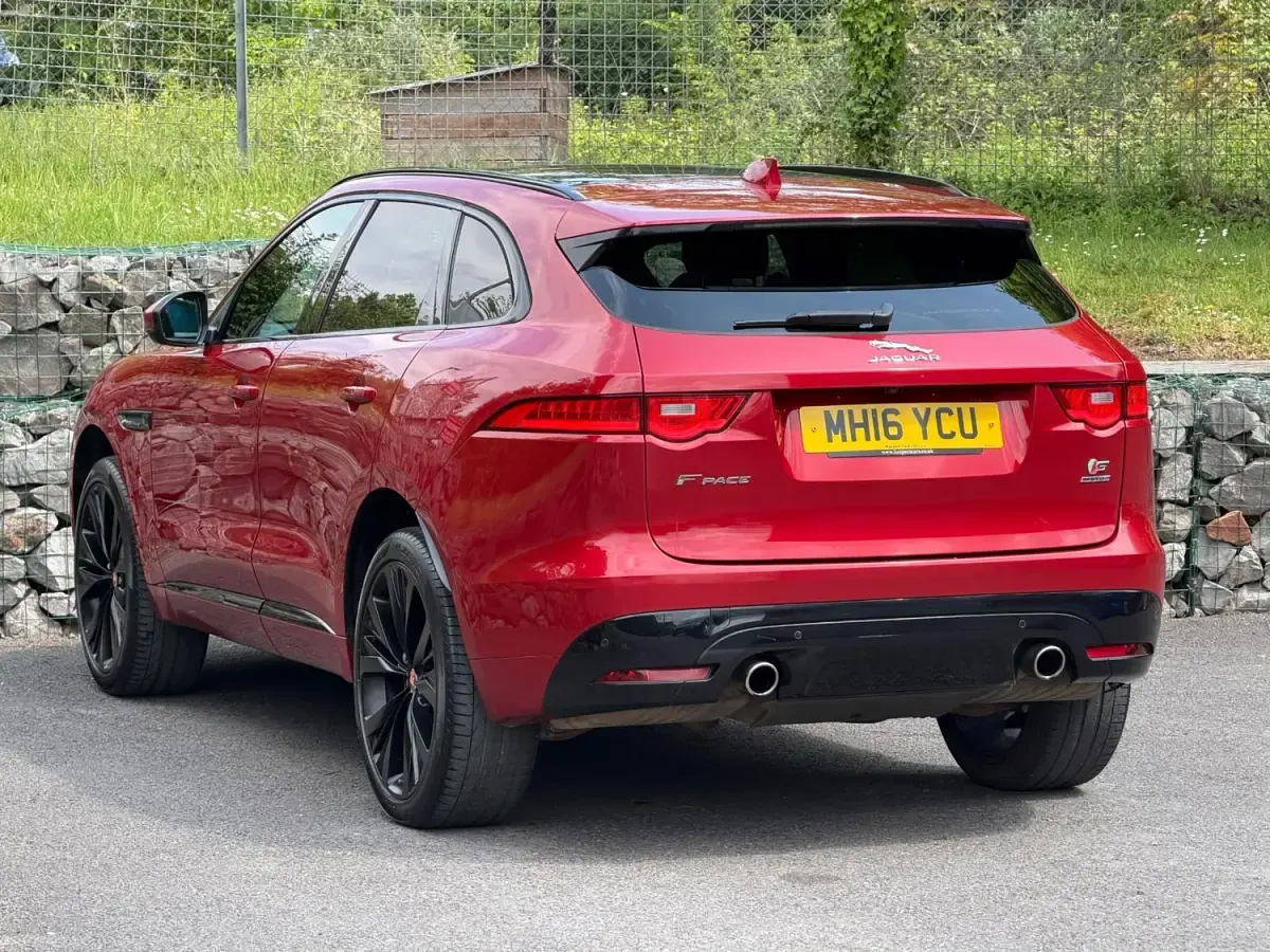 Usado Jaguar F-Pace Supercharged 374 HP (275 kW) 2016 Vermelho SUV
