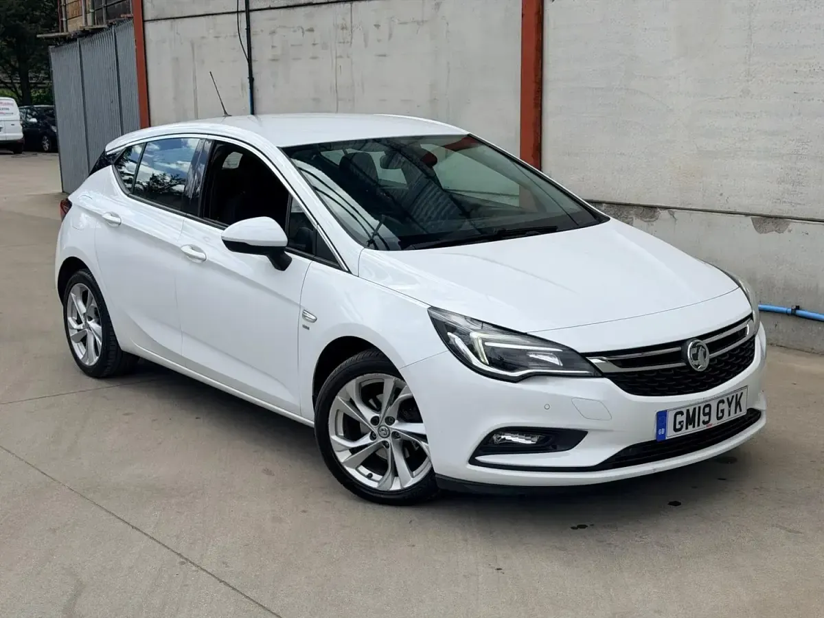 Used Vauxhall Astra SRi 105 HP (77 kW) 2019 White Hatchback
