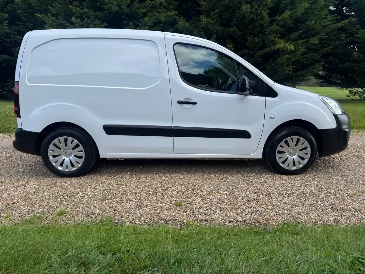Used Citroën Berlingo 75 HP (55 kW) 2017 White MPV