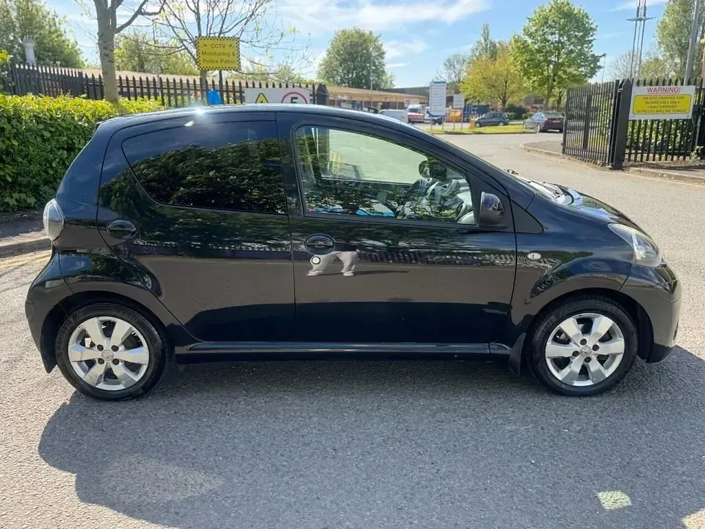 Begagnad Toyota Aygo 67 HK (49 kW) 2013 Svart Halvkombi